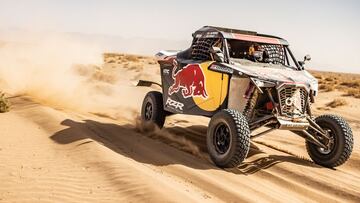 Cristina Gutiérrez con el 'buggy' de Red Bull en Marruecos.