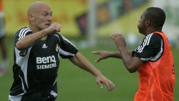 Gravesen y Robinho durante la pelea en la pretemporada en Austria en 2006. 