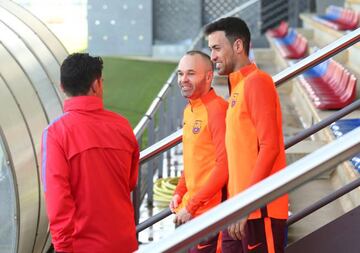 Iniesta (centre) and Busquets (right) during Barcelona training.