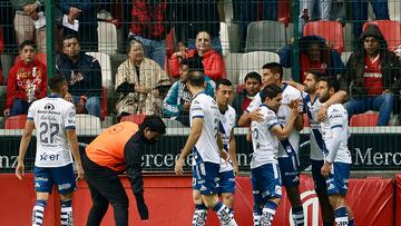 MEX303. TOLUCA (MÉXICO), 31/10/2023.- Jugadores del Puebla celebran un gol anotado al Toluca durante un partido correspondiente a la jornada 15 del torneo mexicano de fútbol hoy, en el estadio Nemesio Diez, en la ciudad de Toluca (México). EFE/ Felipe Gutiérrez