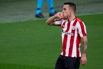 Formado en las categor赤as inferiores del Osasuna, jug車 con el primer equipo entre 2014 y 2017. Defendi車 los colores del Athletic Club la temporada 2019-20 y desde 2020 hasta la actualidad.