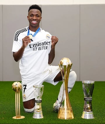 Vinicius posa con los trofeos The Best, la Copa Intercontinental y los dos al mejor jugador de la final y del torneo.