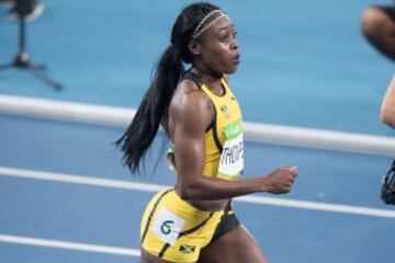 La jamaicana Elaine Thompson destronó a su compatriota Shelly-Ann Fraser-Pryce en los 100 metros planos. Además, en sus primeros Juegos Olímpicos se llevó el oro en los 200 metros.