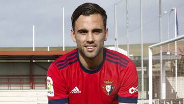 El centrocampista valenciano Rober Ibáñez (i), ha sido presentado hoy como nuevo jugador de Osasuna para los seis próximos meses. Ibañez, cedido por el Getafe, ha declarado que después de superar una grave lesión