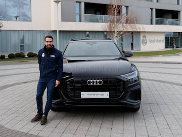 El volante colombiano recibió un nuevo auto de una de las marcas patrocinadoras de Real Madrid. El jugador avanza en su recuperación.