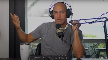 Kelly Slater gesticulando, con micro y auriculares, en el podcast de Barton Lynch.