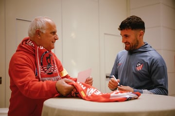 Galán, en un encuentro con los peñistas del Atlético en Extremadura.