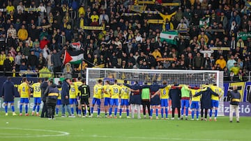 Los jugadores del Cádiz celebran su victoria ante el Granada.