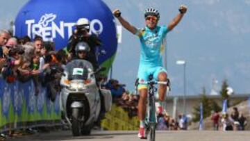Mikel Landa celebra su victoria en la &uacute;ltima etapa del Giro del Trentino. 