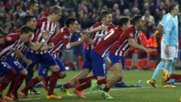 Los jugadores del Atlético de Madrid celebran su clasificación para cuartos de final de la Champions League por tercera temporada consecutiva.