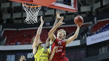 Kuzminskas trata de anotar durante el Lokomotiv Kuban-MoraBanc Andorra.