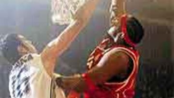 <B>INSUFICIENTE.</B> Sonseca aportó cosas, pero no pudo frenar a Johnson.