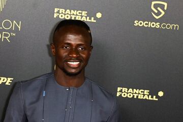 El delantero senegalés del Bayern, Sadio Mane, posa a su llegada a la ceremonia de entrega del Balón de Oro 2022 de France Football en el Teatro del Chatelet de París.