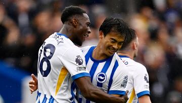 Danny Welbeck y Kaoru Mitoma, jugadores del Brighton, celebran un gol durante un partido.