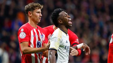 MADRID, 18/01/2024.- El centrocampista del Atlético de Madrid Marcos Llorente (i) y el delantero madridista Vinicius Junior, durante el partido de octavos de final de la Copa del Rey de fútbol entre Atlético de Madrid y Real Madrid, este jueves en el estadio Cívitas Metropolitano. EFE/Juanjo Martín