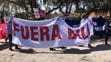 Cooperativistas de Cruz Azul protestan afuera de la Federación Mexicana de Fútbol