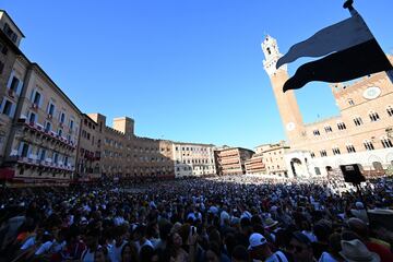 El recorrido transcurre en la centrica Piazza del Campo, en  honor a la Virgen de Provenzano (Palio di Provenzano).