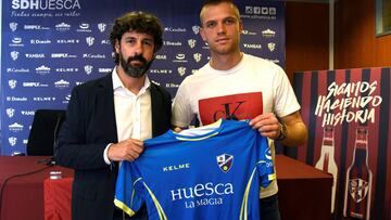 El jugador serbio, Aleksandar Jovanovic (d), hoy, durante su presentación como nuevo portero del SD Huesca, junto al director deportivo del club, Emilio Vega.