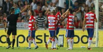 Segunda jornada Liga Bbva. Granada - Real Madrid. Protestas de los jugadores del Granada al arbitro Estrada Fernández.