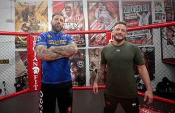 Los hermanos Climent, Jorge y Agustín, posan para AS en su gimnasio, cuna del campeón del mundo de peso pluma de la UFC, Ilia Topuria.