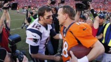 Tom Brady y Peyton Manning tras el duelo divisional del 19 de enero de 2014. Ese día el ganador fue Manning.