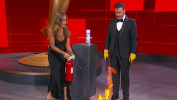 En esta captura de video capturada el 20 de septiembre de 2020, cortes&iacute;a de la Academy of Television Arts &amp; Sciences y ABC Entertainment, Jennifer Aniston, a la izquierda, y Jimmy Kimmel desinfectan el sobre del ganador mientras presentan el premio a la actriz principal destacada en una serie de comedia durante la emisi&oacute;n de los 72&ordm; Premios Emmy.