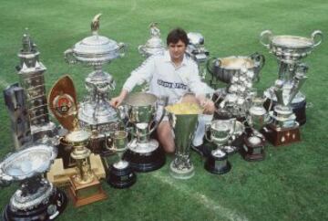 Jos谷 Antonio Camacho con todos los trofeos que ha ganado con el Real Madrid