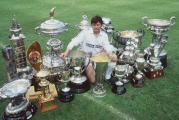 José Antonio Camacho con todos los trofeos que ha ganado con el Real Madrid 