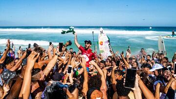 Filipe Toledo se lleva el oro en casa después de la lesión de rodilla de John John Florence