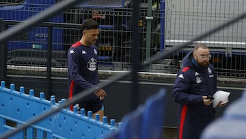 Cristian Herrera retirándose del entrenamiento del Deportivo junto al doctor Mejuto.