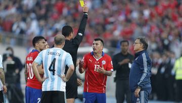 Gary Medel y sus polémicos encuentros con Argentina