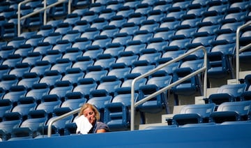 Aficionada viendo el partido entre Jelena Ostapenko y Andrea Petkovic.