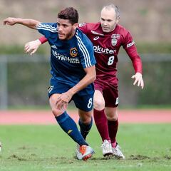 Zlatan y dos Santos golean con Galaxy a Andrés Iniesta y su club