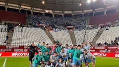 Los jugadores del Málaga festejan la victoria delante de su afición.