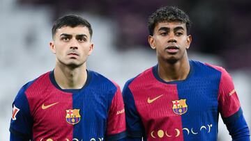 Pedri y Lamine Yamal con la camiseta del FC Barcelona edición especial Coldplay.