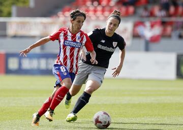 Sonia Bermúdez con el balón. 
  