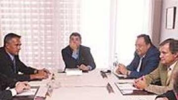 <b>CONSENSO. </b>Los miembros de la Comisión. De izquierda a derecha, Ramón Cobo, Vicente Temprado, Pedro Cortés, Jose Luis Astizaran, Ángel María Villar, Eduardo Herrera, Gerardo González Movilla, Jaume Roura y Juan Larrea eligieron por unanimidad a Luis Aragonés como nuevo seleccionador español. La reunión se celebró en las oficinas de la Ciudad del Fútbol de Las Rozas.