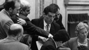 <b>EL ORIGEN. </b>Federico Trillo y Joaquín Almunia, en primer plano, tras aprobarse la 'Ley Cascos' en 1997.