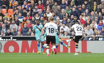 Valencia 1-0 Barcelona | Le cayó la pelota a Maxi Gómez dentro del área tras varios rechaces de los defensas, disparó muy desviado, pero el balón tocó en Alba y se introdujo en su portería.

