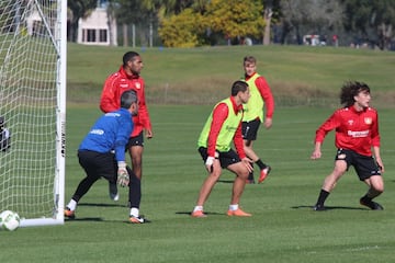 El Bayer Leverkusen entrena en el campo deportivo del Omni Resort. 