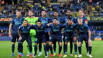 VILLARREAL, SPAIN - OCTOBER 26: The Cadiz team during the LaLiga Santander match between Villarreal CF and Cadiz CF at Estadio de la Ceramica on October 26, 2021 in Villarreal, Spain. (Photo by Aitor Alcalde/Getty Images)