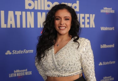 Isabela Raygoza posa en la alfombra roja de los Billboard Latin Music Week 2025 celebrados en Miami.