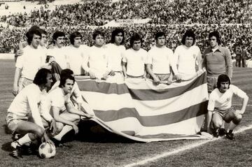 23 de abril de 1978 (La Romareda). Real Zaragoza, 1 - Alavés, 0. El día del sexto ascenso coincidió con la festividad de San Jorge, patrón de Aragón. Los 15 convocados del Zaragoza salieron al campo con una enorme cuatribarrada y antes del partido posaron