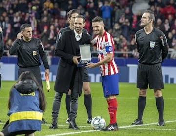 El ex jugador ha recibido en el Wanda Metropolitano un emotivo y merecido homenaje del Atleti, al que se ha sumado el Osasuna, equipo en el que también jugó. En la foto, Koke entrega a Juanfran una placa.