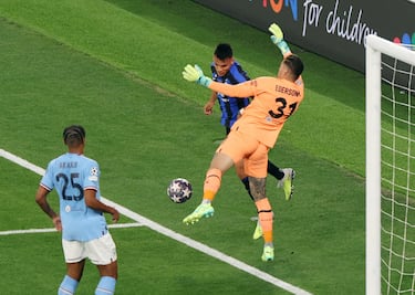 Lautaro Martínez, delantero del Inter, remata ante la oposición de Ederson Moraes, guardameta del Manchester City.