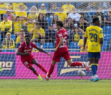 Dos partidos para ser decisivo. Su oportunismo hizo que hiciera el primer gol y su pase a mayoral con el exterior fue un regalo para los aficionados al buen fútbol.
