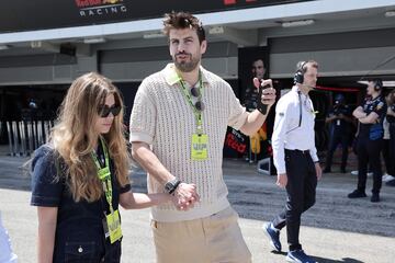 Gerard Piqu¨¦ y Clara Chia Mart¨ª en el Paddock del Gran Premio de Barcelona que se disputa en el circuito de Barcelona-Catalu?a.