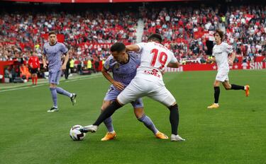 Lucas Vázquez y Acuña pelean por un balón.