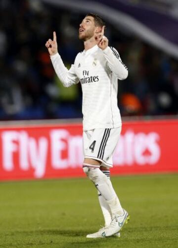 El defensa del Real Madrid Sergio Ramos celebra tras marcar ante San Lorenzo, durante la final del Mundial de Clubes que están disputando esta noche en el Gran Estadio de Marrakech, en Marruecos. 