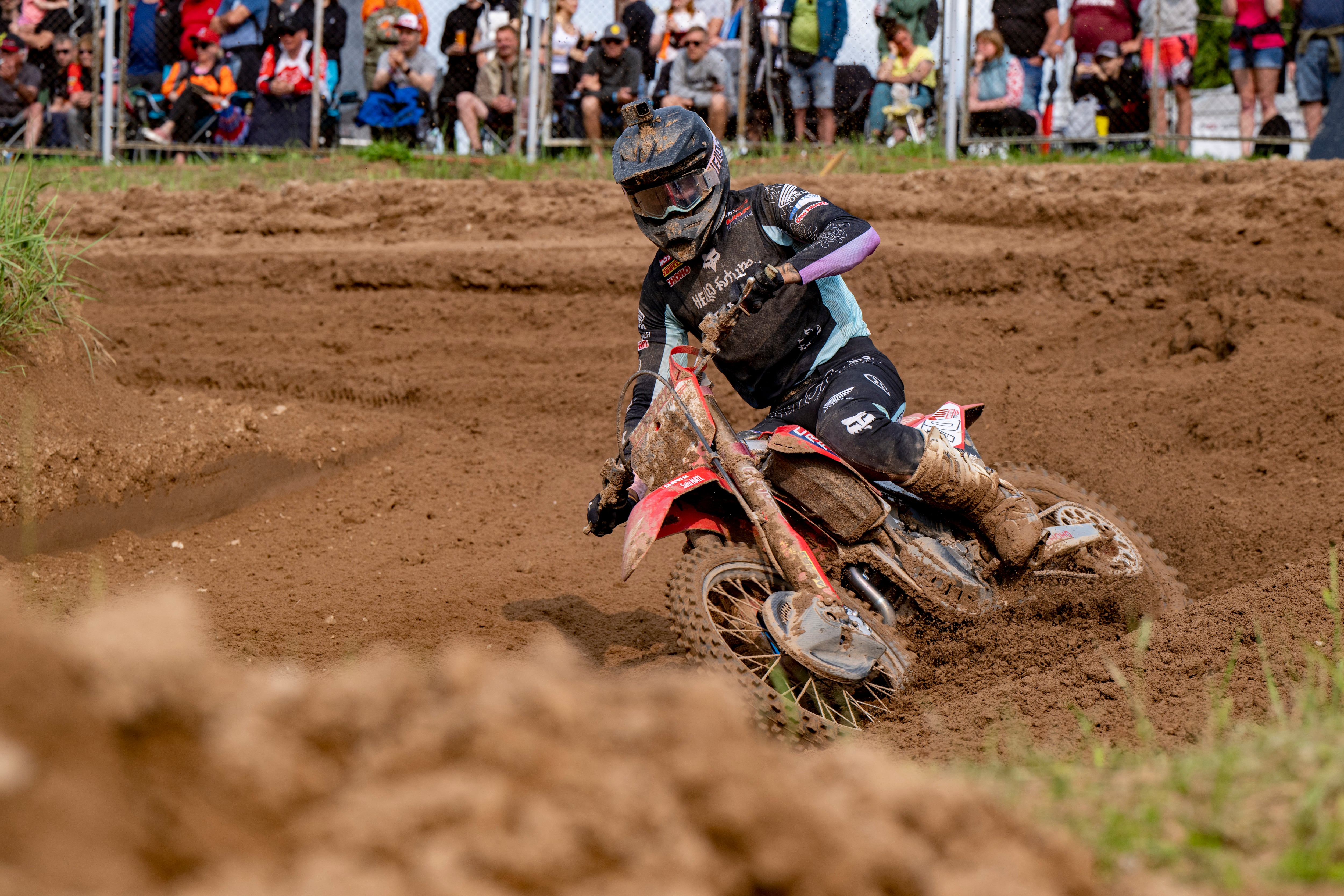 Rubén Fernández, con la Honda en el MXGP de Letonia.